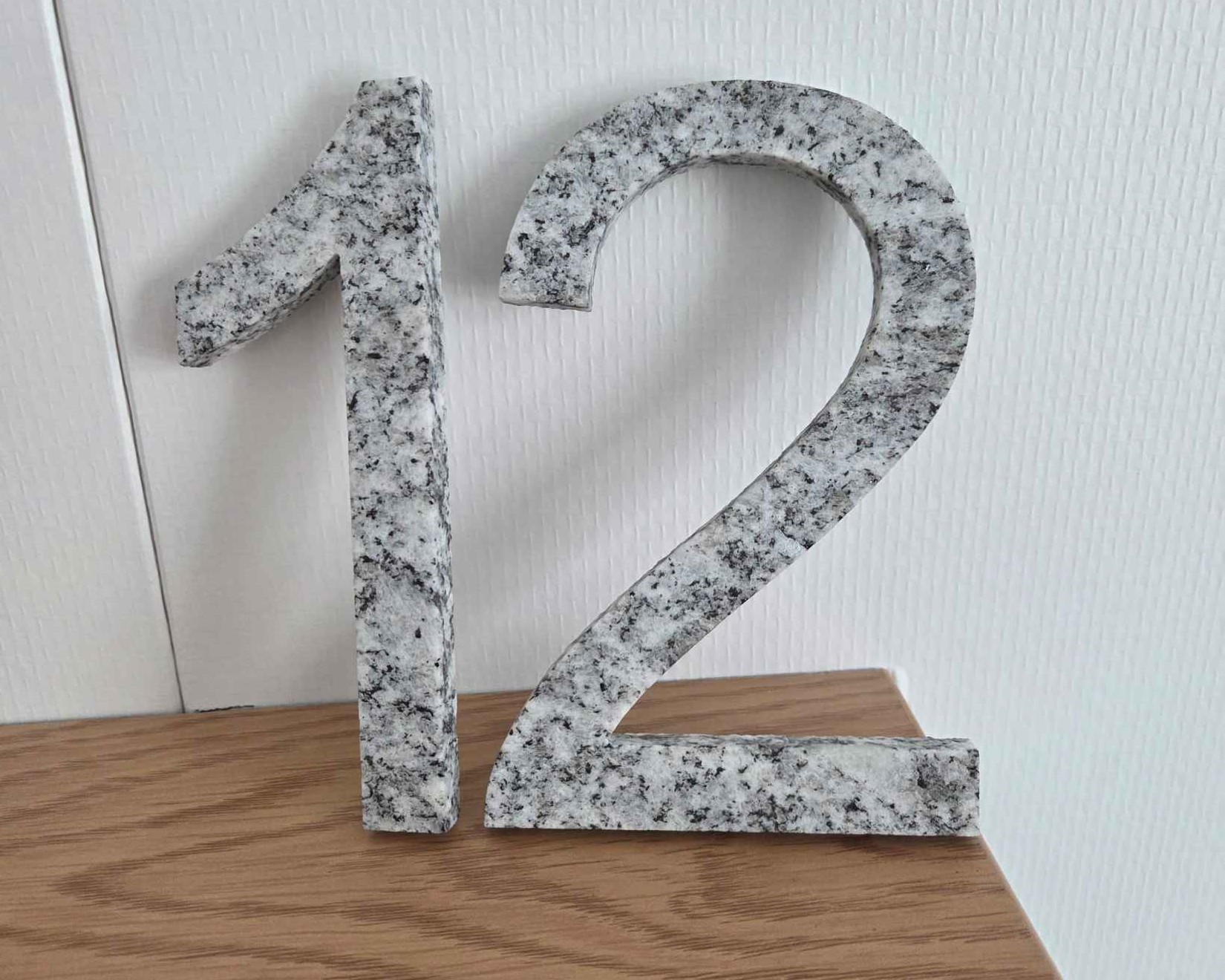 Benk av granitt med trekasse